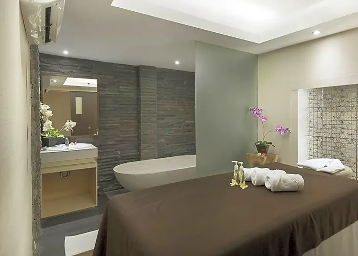 Ramada By Wyndham Bali Sunset Road Kuta ホテル 4*